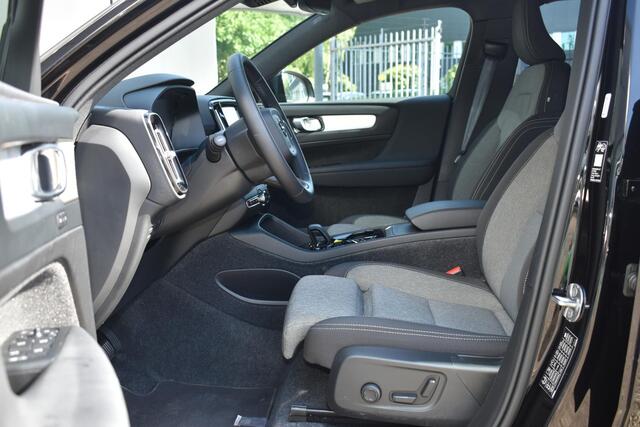 Volvo XC40 B4 Plus Dark | Trekhaak | Verwarmbare voorstoelen en stuurwiel | Premium audio by Harman Kardon | Apple carplay/Android auto | Verwarmbare voorruit