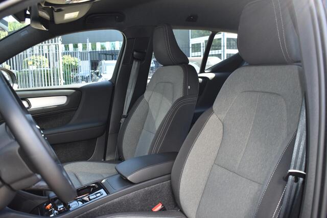 Volvo XC40 B4 Plus Dark | Trekhaak | Verwarmbare voorstoelen en stuurwiel | Premium audio by Harman Kardon | Apple carplay/Android auto | Verwarmbare voorruit
