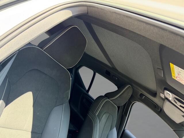 Volvo XC40 Plug-in Hybrid T4 Ultimate Bright | Panoramadak | Stoel- en stuurverwarming | Elektrische stoelverstelling | Navigatie | Apple Carplay / Android Auto | Getint glas | 19 inch velgen | LED koplampen | Climate control |