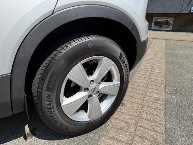 Volvo XC40 1.5 T2 Essential VAN: 32.900,- VOOR: 30.877,- UW WKVOORDEEL: 2.023,-| WINTERPAKKET STOEL + STUURVERWARMING| CARPLAY| ACHTERUITRIJCAMERA