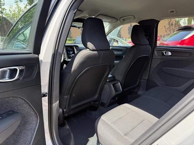 Volvo XC40 1.5 T2 Essential VAN: 32.900,- VOOR: 30.877,- UW WKVOORDEEL: 2.023,-| WINTERPAKKET STOEL + STUURVERWARMING| CARPLAY| ACHTERUITRIJCAMERA