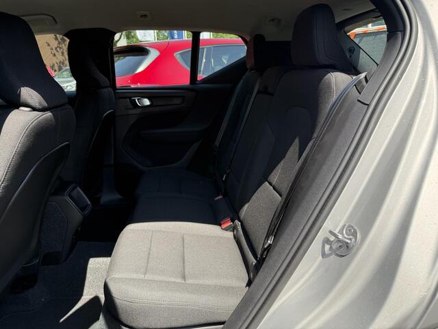 Volvo XC40 1.5 T2 Essential VAN: 32.900,- VOOR: 30.877,- UW WKVOORDEEL: 2.023,-| WINTERPAKKET STOEL + STUURVERWARMING| CARPLAY| ACHTERUITRIJCAMERA