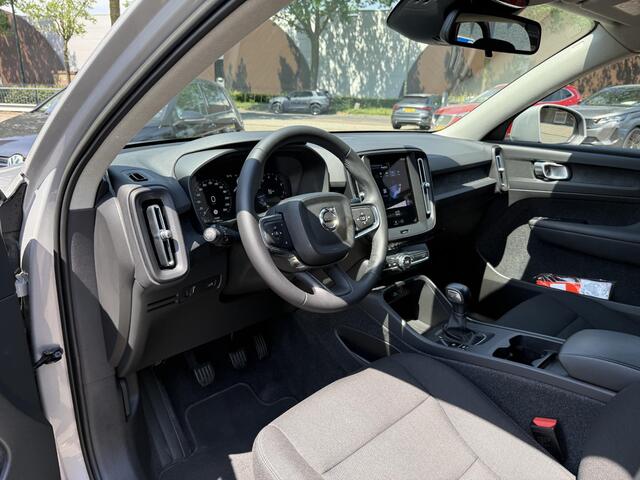Volvo XC40 1.5 T2 Essential VAN: 32.900,- VOOR: 30.877,- UW WKVOORDEEL: 2.023,-| WINTERPAKKET STOEL + STUURVERWARMING| CARPLAY| ACHTERUITRIJCAMERA