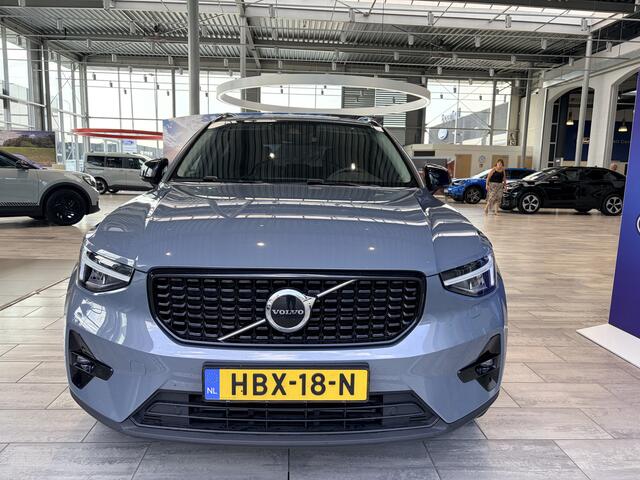 Volvo XC40 1.5 T5 Ultra Dark | Camera | Elektrische Achterklep | Stuurverwarming | Voor en Achter Stoelverwarming | All Season banden | Draadloos oplader | Elektrische Voorstoelen Met Geheugen | Bliss |
