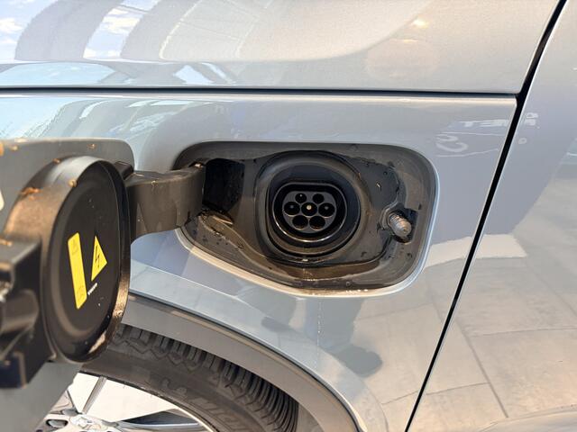 Volvo XC40 1.5 T5 Ultra Dark | Camera | Elektrische Achterklep | Stuurverwarming | Voor en Achter Stoelverwarming | All Season banden | Draadloos oplader | Elektrische Voorstoelen Met Geheugen | Bliss |