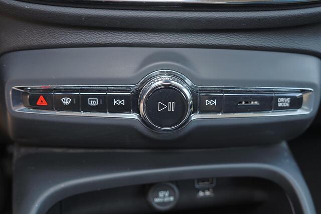 Volvo XC40 T3 Business Pro - IntelliSafe Assist & Surround - Parkeercamera achter - Parkeersensoren voor & achter - Volvo On Call - Inklapbare trekhaak - 18' LMV