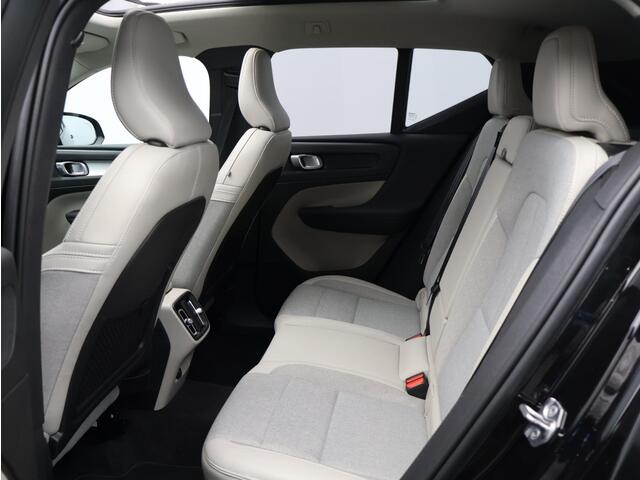 Volvo XC40 1.5 T3 Momentum Pro / Panoramadak / 360 Camera / Adaptive Cruise / BLIS / Getint Glas / Elektrische Achterklep / Carplay / 19" Wielen /