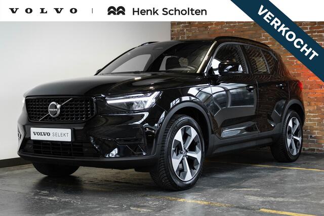Volvo XC40 B4 Plus Dark | Trekhaak Semi-elektrisch | Adaptieve Cruise Control | Pilot Assist | Verwarmbare voorstoelen | Verwarmbaar stuurwiel | Blind Spot Information System | Verwarmbare voorruit | Parkeercamera | Parkeersensoren voor + achter |