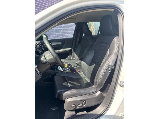 Volvo XC40 2.0 B3 Plus Dark | Trekhaak | 360 Graden Camera | Parkeersensoren | Lederen Bekleding | Stoelverwarming | Verwarmbare voorruit | All-Season banden | Cruise Control Adaptief | BLIS | Keyless Entry | Elektrische Achterklep | Navigatie