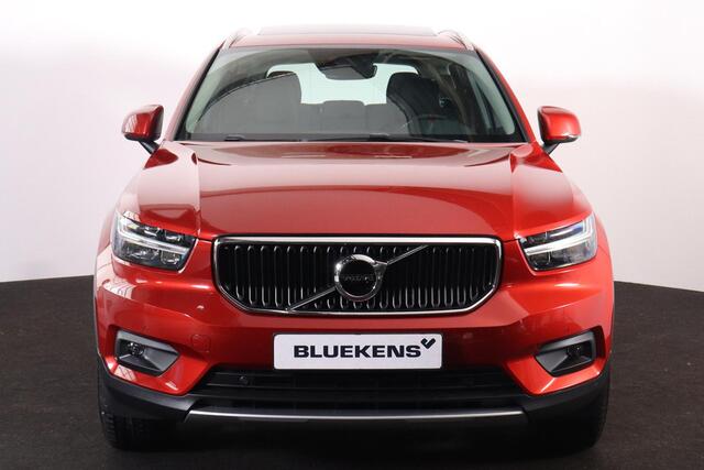 Volvo XC40 T2 Business Pro - Panorama/schuifdak - IntelliSafe Assist & Surround - Parkeercamera achter - Verwarmde voorstoelen & stuur - Parkeersensoren voor & achter - 19' LMV