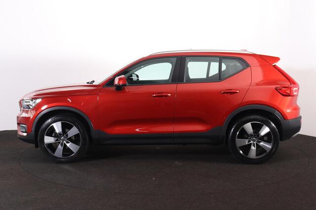 Volvo XC40 T2 Business Pro - Panorama/schuifdak - IntelliSafe Assist & Surround - Parkeercamera achter - Verwarmde voorstoelen & stuur - Parkeersensoren voor & achter - 19' LMV