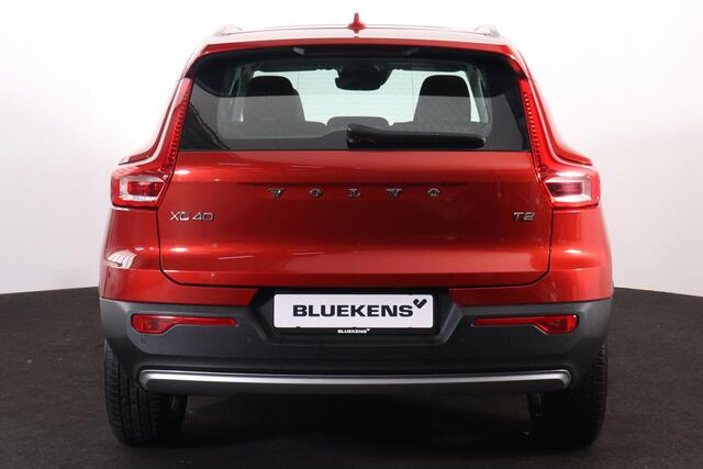 Volvo XC40 T2 Business Pro - Panorama/schuifdak - IntelliSafe Assist & Surround - Parkeercamera achter - Verwarmde voorstoelen & stuur - Parkeersensoren voor & achter - 19' LMV
