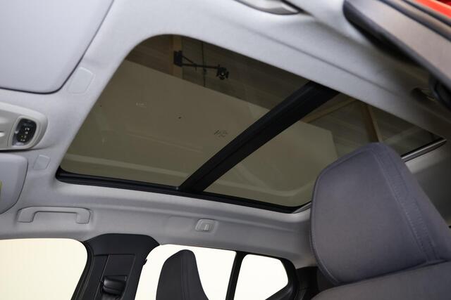Volvo XC40 T2 Business Pro - Panorama/schuifdak - IntelliSafe Assist & Surround - Parkeercamera achter - Verwarmde voorstoelen & stuur - Parkeersensoren voor & achter - 19' LMV