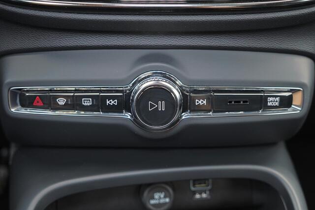 Volvo XC40 T2 Business Pro - Panorama/schuifdak - IntelliSafe Assist & Surround - Parkeercamera achter - Verwarmde voorstoelen & stuur - Parkeersensoren voor & achter - 19' LMV