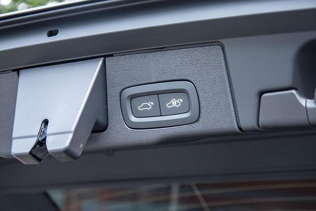 Volvo XC60 2.0 T6 PLUG-IN HYBRID AWD ULTRA DARK FACE-LIFT
