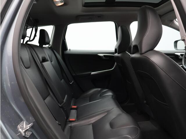 Volvo XC60 T5 FWD Polar+ / Trekhaak / Panoramadak / Elek. verstelbare stoelen / Stoel+ voorruitverwarming / Cruise Control / Zwart Leder / Achteruitrijcamera