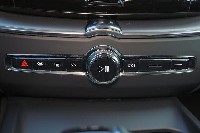 Volvo XC60 T4 Inscription - Panorama/schuifdak - IntelliSafe Assist - Verwarmde voorstoelen, stuur & achterbank - Parkeersensoren voor & achter - Extra getint glas - Elektr. inklapbare trekhaak - 18' LMV