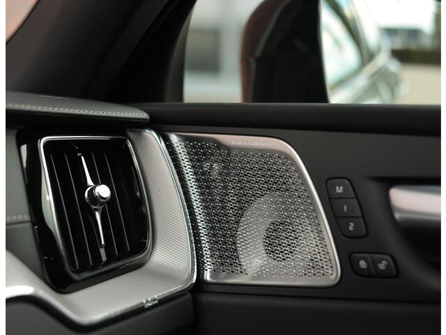 Volvo XC60 2.0 T8 Ultra Black Edition | Massage - luchtvering - Bow&Wil - Trekhaak