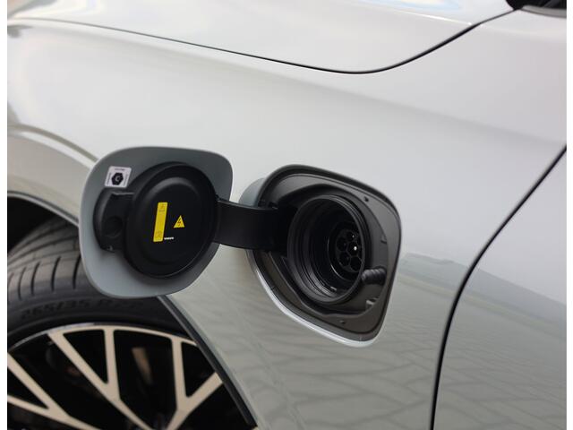 Volvo XC60 2.0 T8 Ultra Black Edition | Massage - luchtvering - Bow&Wil - Trekhaak