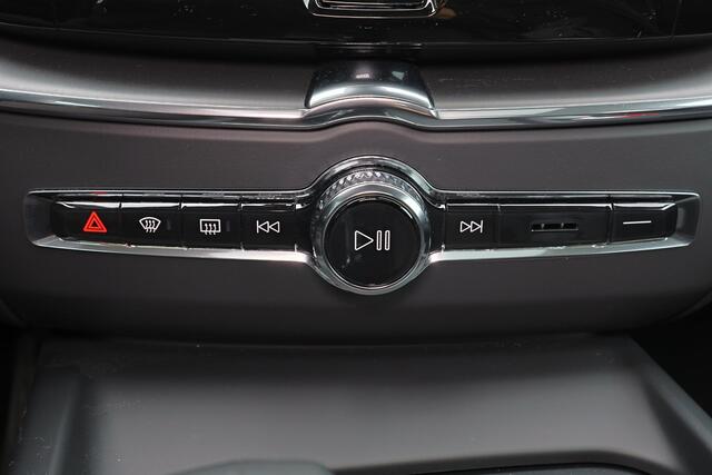 Volvo XC60 T6 Recharge AWD Core Bright - LONG RANGE - Panorama/schuifdak - IntelliSafe Assist & Surround - Adaptieve LED koplampen - Parkeercamera achter - Verwarmde voorstoelen, stuur & achterbank - Parkeersensoren voor & achter - Draadloze tel. lader - Extra getin