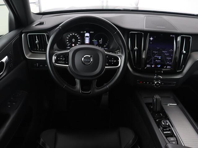 Volvo XC60 2.0 Recharge T8 AWD R Design | Panoramadak | Trekhaak | Stoel & stuurverwarming | Camera | Adaptive cruise | Harman/Kardon | Carplay | Memory | Half leder | PHEV | Plug In