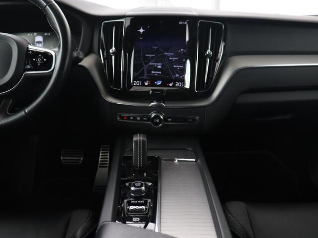 Volvo XC60 2.0 Recharge T8 AWD R Design | Panoramadak | Trekhaak | Stoel & stuurverwarming | Camera | Adaptive cruise | Harman/Kardon | Carplay | Memory | Half leder | PHEV | Plug In