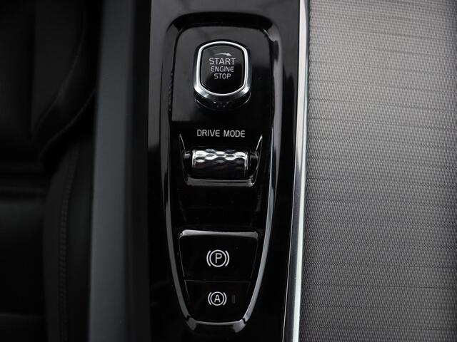 Volvo XC60 2.0 Recharge T8 AWD R Design | Panoramadak | Trekhaak | Stoel & stuurverwarming | Camera | Adaptive cruise | Harman/Kardon | Carplay | Memory | Half leder | PHEV | Plug In