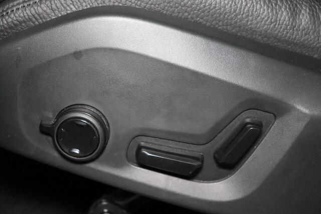 Volvo XC60 T8 Recharge AWD Plus Dark Volvo XC60 T8 Plug-in hybrid AWD Plus Dark - LONG RANGE - Panorama/schuifdak - IntelliSafe Assist & Surround - 360º Camera - Harman/Kardon audio - Adaptieve LED koplampen - Verwarmde voorstoelen, stuur & achterbank - Parkeersenso