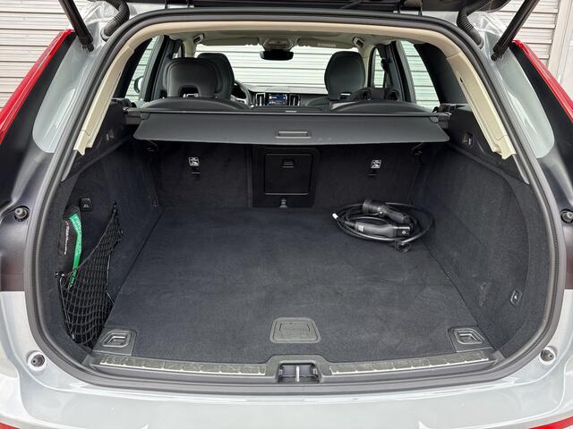 Volvo XC60 T6 Plug-in hybrid AWD Plus Dark / Rondomzichtcamera / Trekhaak / Panorama dak / Dodehoekdetectie /
