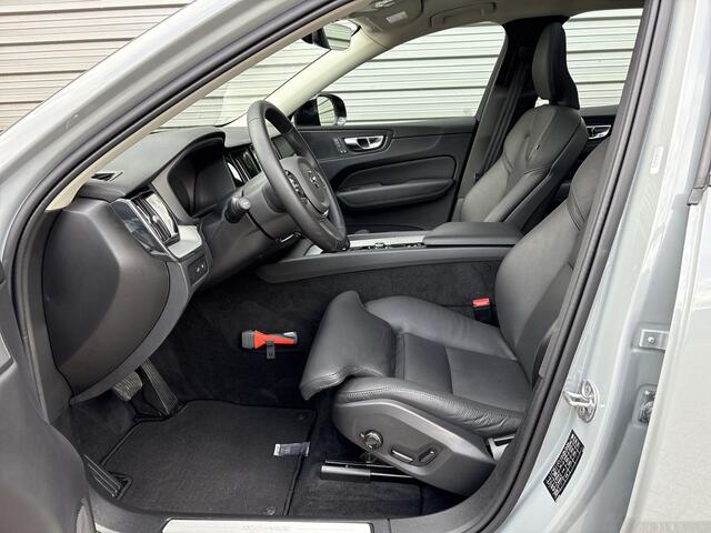 Volvo XC60 T6 Plug-in hybrid AWD Plus Dark / Rondomzichtcamera / Trekhaak / Panorama dak / Dodehoekdetectie /