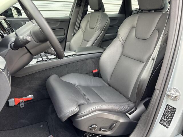 Volvo XC60 T6 Plug-in hybrid AWD Plus Dark / Rondomzichtcamera / Trekhaak / Panorama dak / Dodehoekdetectie /