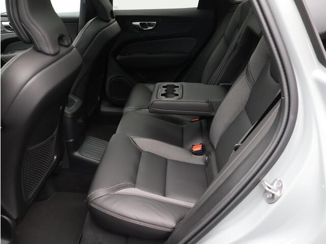 Volvo XC60 2.0 T6 Plug-in hybrid AWD Plus Black Edition / Panoramadak / Harman kardon / Elektrische Stoelen / Stoel+Stuurverwarming / Adaptive Cruise / BLIS / Getint Glas /