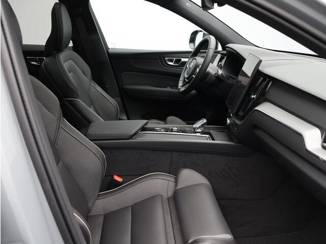 Volvo XC60 2.0 T6 Plug-in hybrid AWD Plus Black Edition / Panoramadak / Harman kardon / Elektrische Stoelen / Stoel+Stuurverwarming / Adaptive Cruise / BLIS / Getint Glas /