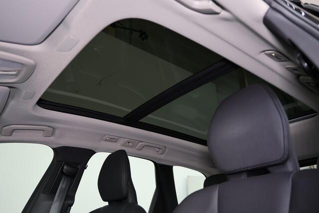 Volvo XC60 T6 Recharge AWD Ultra Dark - Panorama/schuifdak - IntelliSafe Assist & Surround - 360º Camera - Harman/Kardon audio - Verwarmde voorstoelen & stuur - Parkeersensoren voor & achter - Elektr. bedienb. voorstoelen met geheugen - Head up display - Draadloze t