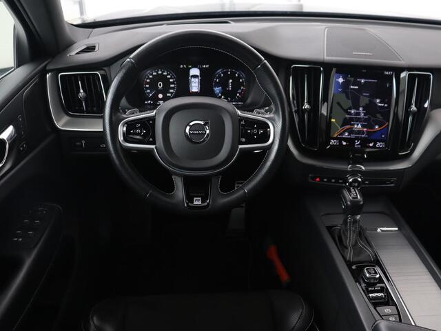 Volvo XC60 2.0 T5 R Design | Panoramadak | Trekhaak | Adaptive cruise | Leder/Alcantara | Camera | Head-Up | Stoelverwarming | Carplay | Navigatie | Full LED | Harman/Kardon