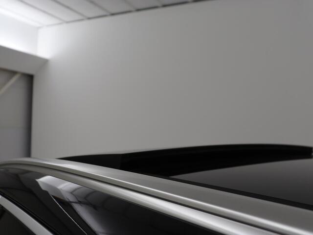 Volvo XC60 2.0 T5 R Design | Panoramadak | Trekhaak | Adaptive cruise | Leder/Alcantara | Camera | Head-Up | Stoelverwarming | Carplay | Navigatie | Full LED | Harman/Kardon