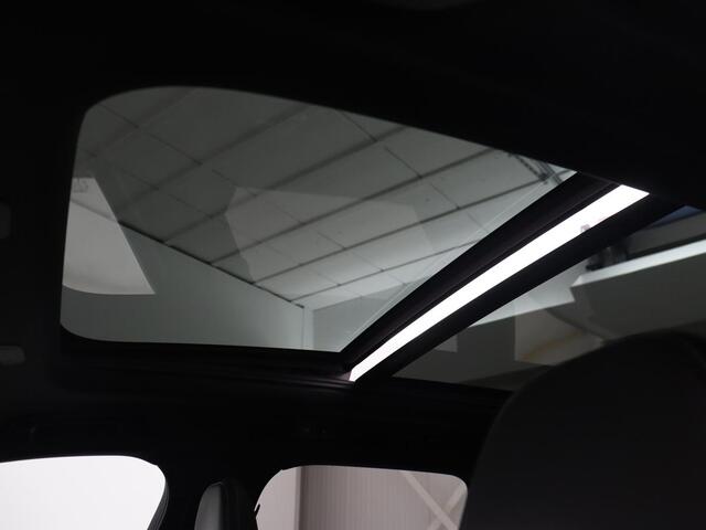 Volvo XC60 2.0 T5 R Design | Panoramadak | Trekhaak | Adaptive cruise | Leder/Alcantara | Camera | Head-Up | Stoelverwarming | Carplay | Navigatie | Full LED | Harman/Kardon