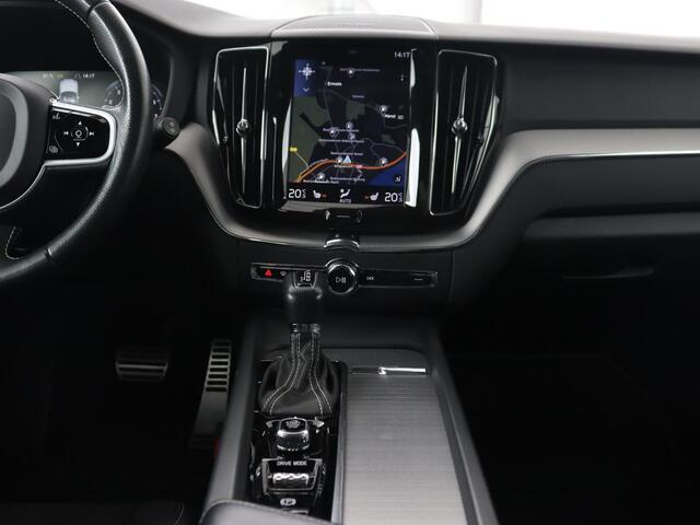 Volvo XC60 2.0 T5 R Design | Panoramadak | Trekhaak | Adaptive cruise | Leder/Alcantara | Camera | Head-Up | Stoelverwarming | Carplay | Navigatie | Full LED | Harman/Kardon