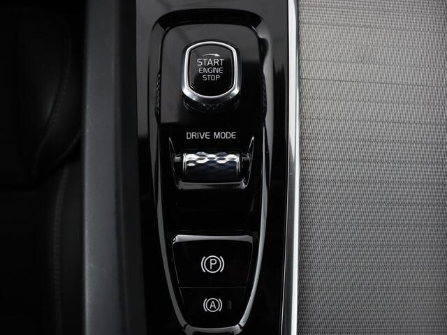 Volvo XC60 2.0 T5 R Design | Panoramadak | Trekhaak | Adaptive cruise | Leder/Alcantara | Camera | Head-Up | Stoelverwarming | Carplay | Navigatie | Full LED | Harman/Kardon