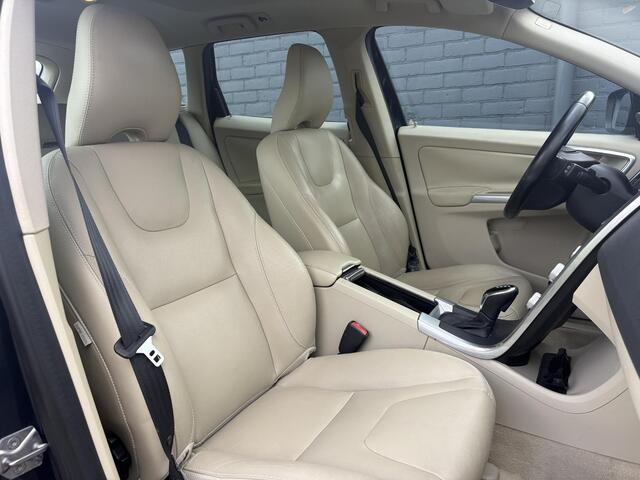 Volvo XC60 2.0 T5 Nordic+ | Panorama dak | Camera | Leder | Parkeer sensoren | Blond leder |