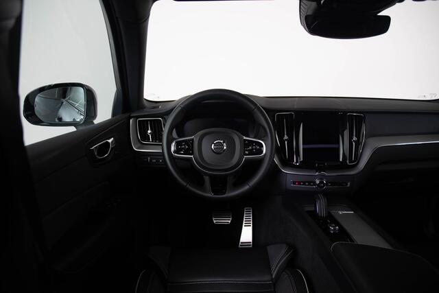 Volvo XC60 2.0 T6 Plug-in hybrid AWD R-Design Panoramadak - Stoelverwarming voor - Head up - Cruise control - Park Assist Pilot - Stuurwielverwarming - Getinte Ruiten - Standkachel - Achteruitrijcamera met 360° Surround View -