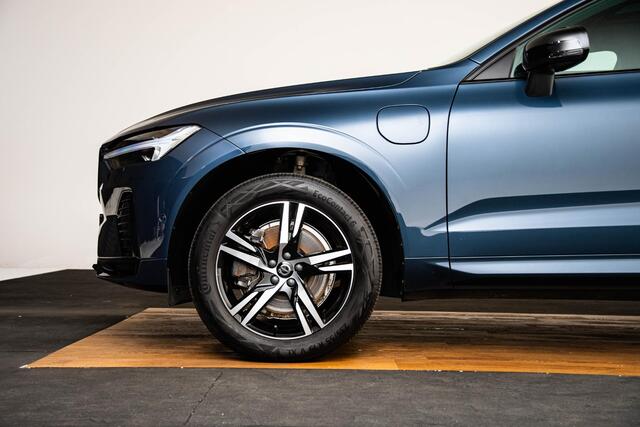 Volvo XC60 2.0 T6 Plug-in hybrid AWD R-Design Panoramadak - Stoelverwarming voor - Head up - Cruise control - Park Assist Pilot - Stuurwielverwarming - Getinte Ruiten - Standkachel - Achteruitrijcamera met 360° Surround View -