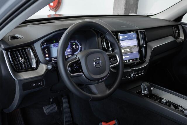 Volvo XC60 T6 Plug-in hybrid AWD Ultra Dark | Stoelverwarming | Stuurwielverwarming | Head Up Display | 360° Parkeer Camera | Harman Kardon Premium Audio | Panoramisch Schuif-kanteldak | Semi- Elektrische Trekhaak | Google infotainment |