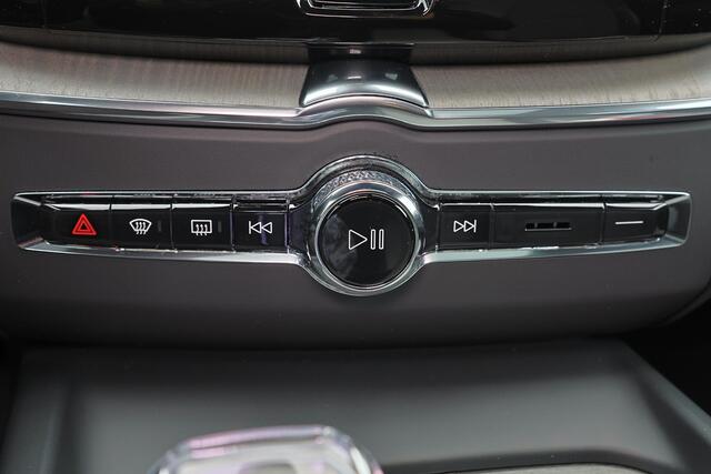 Volvo XC60 T8 Recharge AWD Ultra Dark - Luchtvering - Panorama/schuifdak - IntelliSafe Assist & Surround - 360º Camera - Adaptieve LED koplampen - Verwarmde voorstoelen, stuur & achterbank - Parkeersensoren voor & achter - Elektr. bedienb. voorstoelen met geheugen -