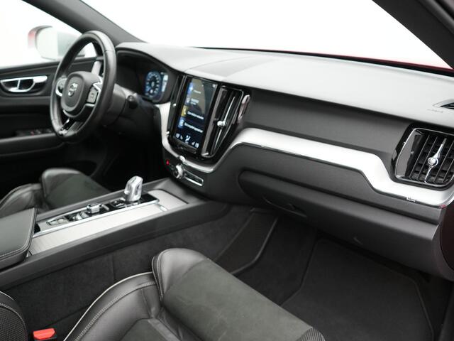 Volvo XC60 T8 Twin Engine AWD R-Design Plug in Hybrid 391pk PHEV | Trekhaak af Fabriek | Panodak | Pilot Assist | Adaptive Cruise | 360 Camera | Carplay | Keyless |