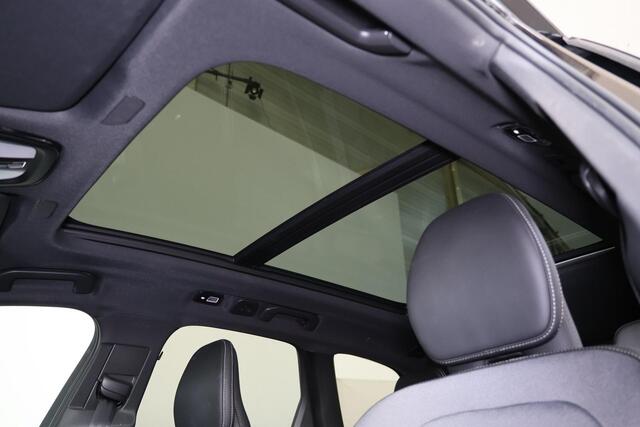 Volvo XC60 T8 Recharge AWD Ultra Black Edition - LONG RANGE - Luchtvering - Panorama/schuifdak - IntelliSafe Assist & Surround - 360º Camera - Adaptieve LED koplampen - Verwarmde voorstoelen, stuur & achterbank - Parkeersensoren voor & achter - Elektr. bedienb. voor