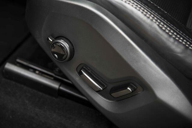 Volvo XC60 2.0 T6 Plug-in hybrid AWD Ultimate Black Edition | Trekhaak | Stoelventilatie en Massage | Adaptieve Cruise Control | Harman Kardon |