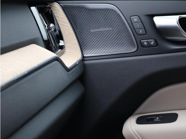 Volvo XC60 2.0 T6 Plug-in hybrid AWD Plus Dark / Panoramadak / Head-up Display / 360 Camera / Harman kardon / Elektrische Stoelen / Getint Glas / Stoel+Stuurverwarming /