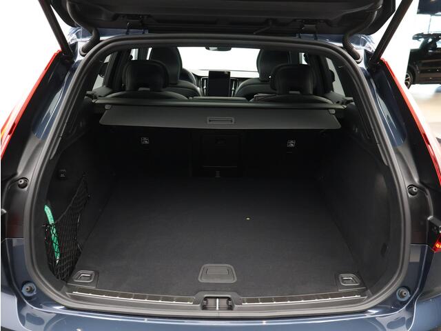 Volvo XC60 2.0 T6 Plug-in hybrid AWD Plus Black Edition / Panoramadak / Elektrische Stoelen / Harman Kardon / Stoel+Stuurverwarming / Getint Glas / BLIS / Keyless /