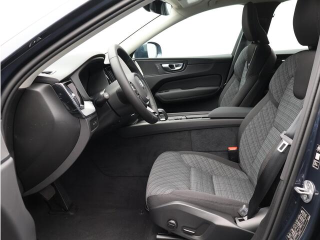 Volvo XC60 2.0 T6 Plug-in hybrid AWD Essential / Adaptive Cruise / Stoel+Stuurverwarming / 19" Wielen / All-Seasonbanden / BLIS / Pilot Assist / Parkeersensoren Voor+Achter /